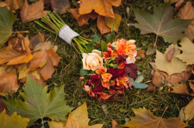 Yeşil çimenlerin üzerinde güzel gelin buketi