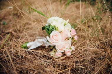 Sarı çimenlerin üzerinde güzel gelin buketi