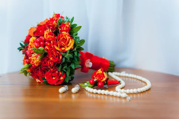 Bridal bouquet of roses on a  wooden planks — Stock Photo, Image