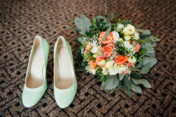 Trouwschoenen voor boeket en bruidsmeisje op bruin mat — Stockfoto