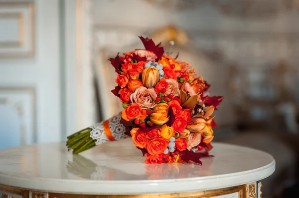 Bruiloft boeket rozen op de tafel van de spiegel — Stockfoto