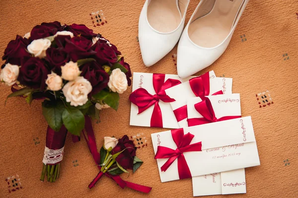 Boeket en bruidsmeisje Trouwschoenen, corsages op een bruin mat — Stockfoto