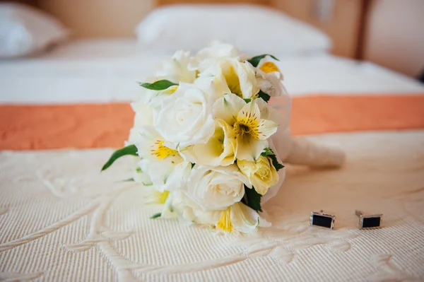 Барвистий весільний букет з чоловічими шпильками на ліжку — стокове фото