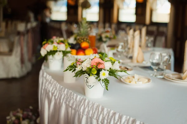 Bilden av heliga familjen och ljus på Bröllops bord — Stockfoto
