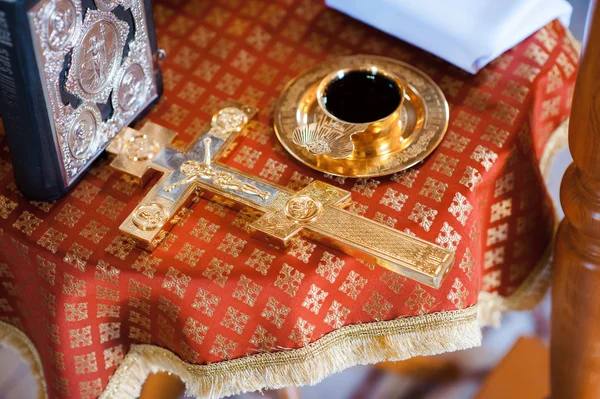 Cross priest near Bible and cup of wine on the sacred cloth — Stock Photo, Image