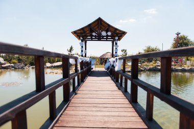 nehir ile parkta töreni güneşli günde düğün