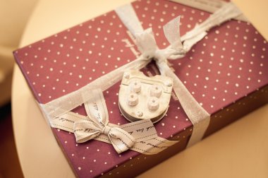 tablo üzerinde dekoratif kale kırmızı mevcut kutu