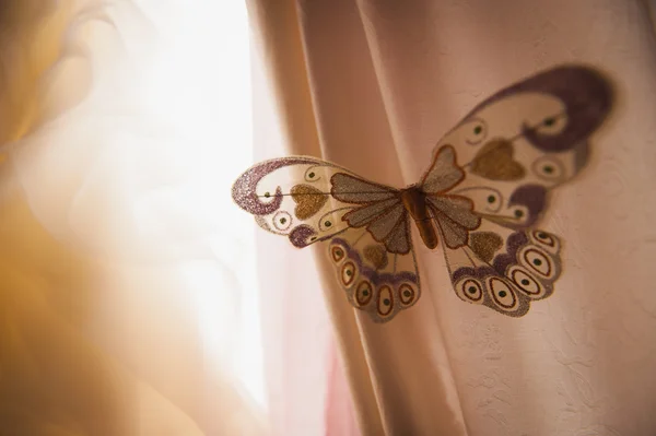 Mesterséges pillangó ablak függöny közelről — Stock Fotó
