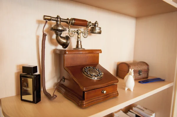 Vintage telefon över retro bakgrund med en vacker staty — Stockfoto