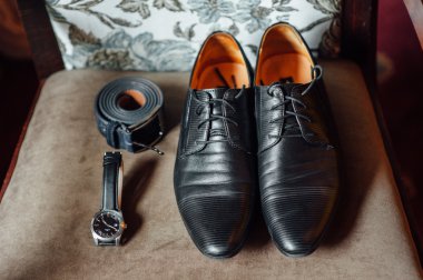 damat giyim ayarlayın. Alyans, Ayakkabı, kol düğmeleri ve kravat