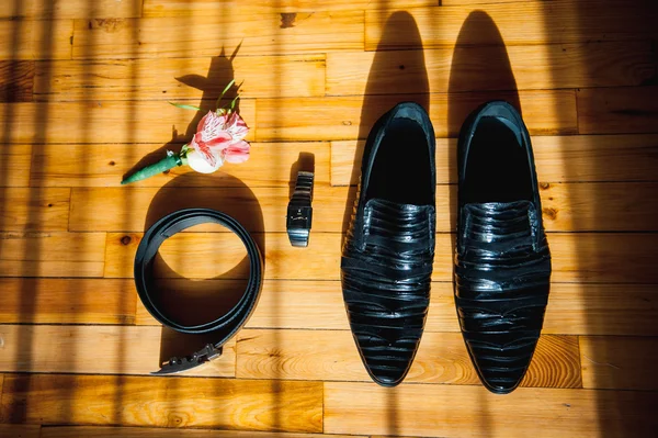 Les vêtements du marié. Anneaux de mariage, chaussures, boutons de manchette et noeud papillon — Photo