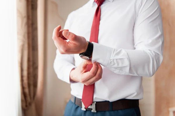 Noivo em uma camisa branca e gravata vermelha botão — Fotografia de Stock