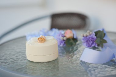 İki alyans bokeh arka plan ile