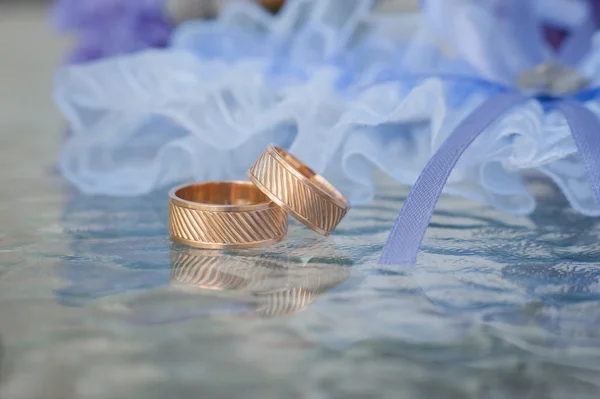 Dois de anéis de casamento com fundo bokeh — Fotografia de Stock