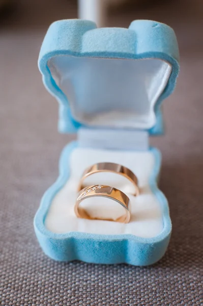 Обручальные кольца в синей коробке — стоковое фото