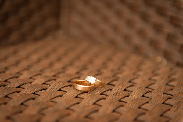 Anillos de boda en una tela densa de la silla —  Fotos de Stock