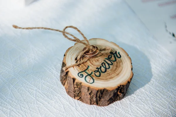 Anillos de boda en un marco de madera — Foto de Stock