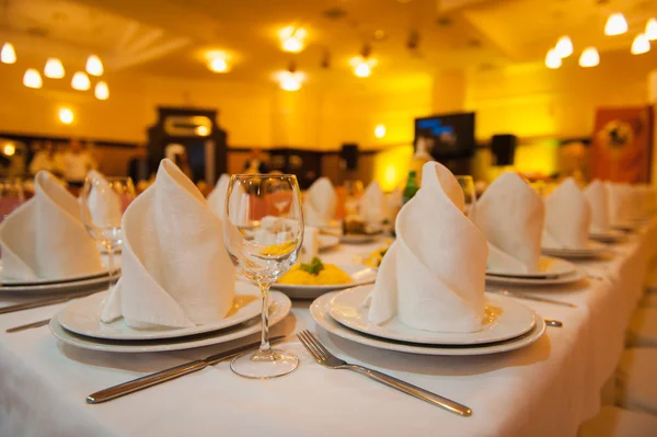 Düğün için hazırlanmış bir masa ya da başka bir akşam yemeği.