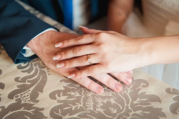 Gelukkig liefde paar bedrijf handen in de ochtend — Stockfoto