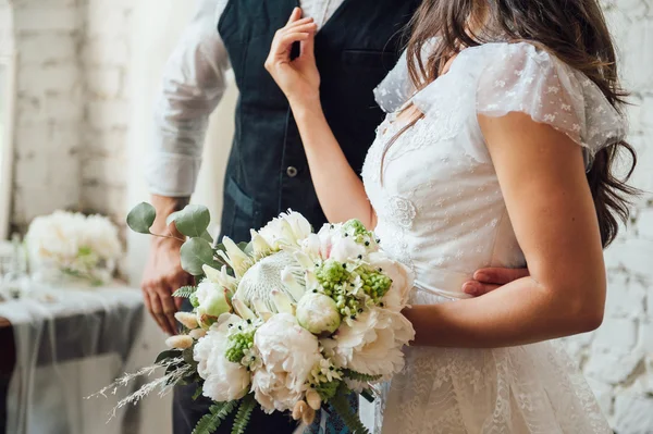 結婚式の花嫁の手に牡丹とブーケ — ストック写真