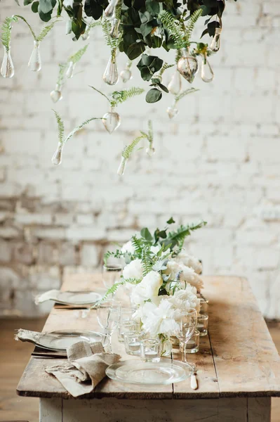 Loft tarzı bir masa ve aksesuarları ile dekore edilmiş oda düğün