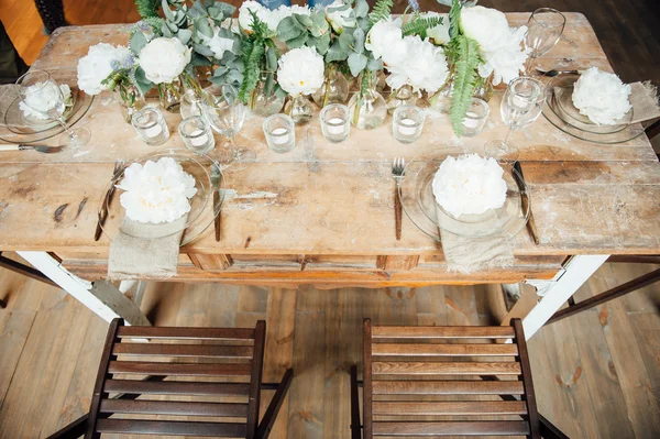 Salón de bodas estilo loft decorado con una mesa y accesorios —  Fotos de Stock