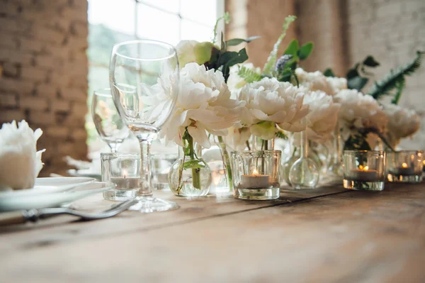 Loft tarzı bir masa ve aksesuarları ile dekore edilmiş oda düğün