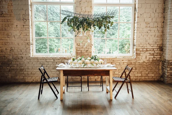 Quarto de casamento decorado estilo loft com uma mesa e acessórios — Fotografia de Stock