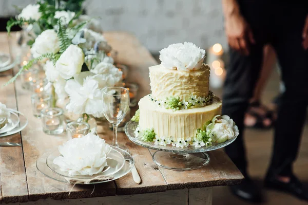 Düğün pastası loft tarzı bir masa ve aksesuarları ile dekore edilmiştir.