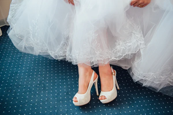 Pięknej narzeczonej nogi w buty i białej sukni — Zdjęcie stockowe