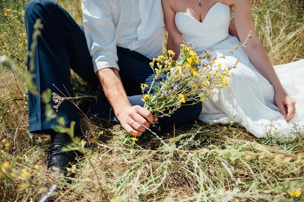 Sposa e sposo si divertono durante il giorno — Foto Stock