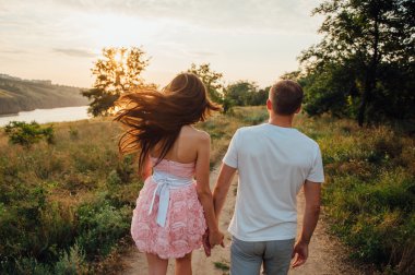 Aşıklar el ele tutuşup Parkta yürümek