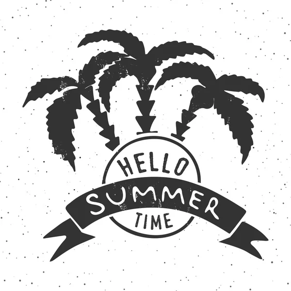 Olá verão - banner tipográfico. Ilustração vetorial com palmas e fita. Carta desenhada à mão. Banner de verão — Vetor de Stock