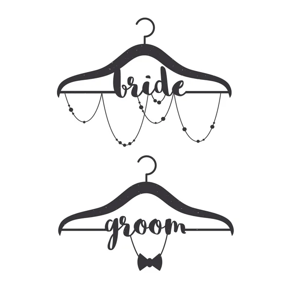 Illustrazione di grucce da sposa. Sposo e Sposa parole lettering. Matrimonio carte di design . — Vettoriale Stock