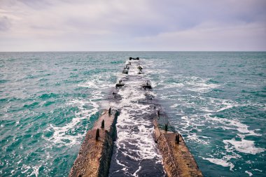 Beton dalgakıran derin denize gidiyor