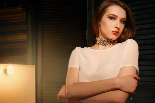 Studio fotoğraf güzel bir esmer karışık ışığıyla