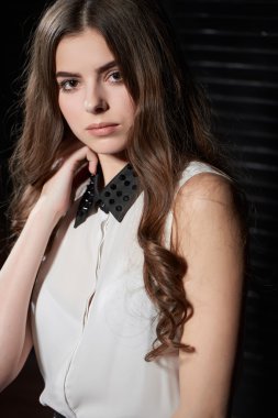 Beyaz gömlek ve siyah etek poz güzel genç kadın