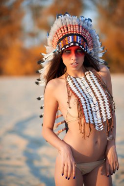 Güzel kız ile Amerikan Kızılderili bir takım elbise