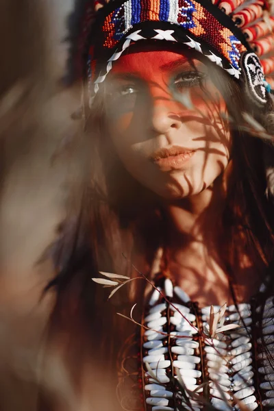 Beautiful girl in a suit of the American Indian — Stock Photo, Image