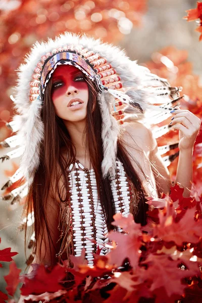 Belle fille dans un costume de l'Indien américain — Photo