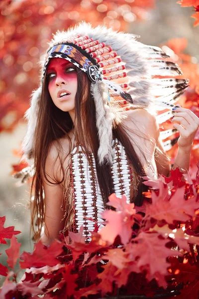 Menina bonita em um terno do índio americano — Fotografia de Stock