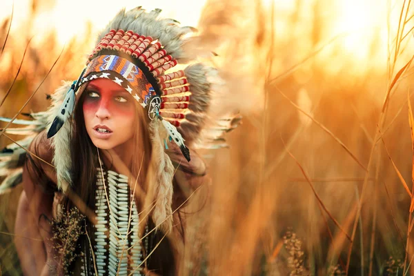 Beautiful girl in a suit of the American Indian — Stock Photo, Image