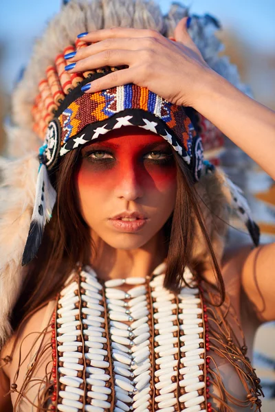 Beautiful girl in a suit of the American Indian — Stock Photo, Image