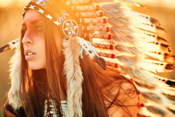 Beautiful girl in a suit of the American Indian — Stock Photo, Image