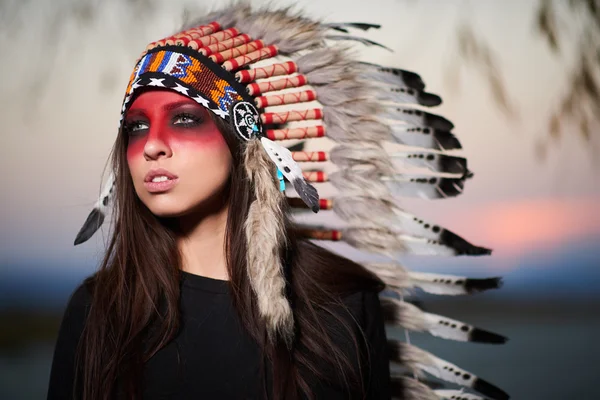 Güzel kız ile Amerikan Kızılderili bir takım elbise — Stok fotoğraf