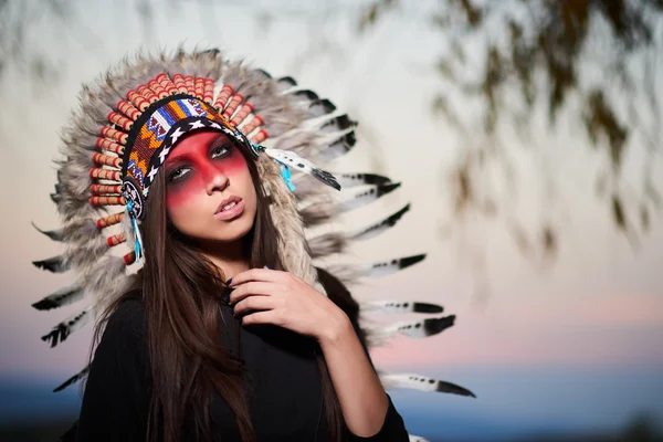 Güzel kız ile Amerikan Kızılderili bir takım elbise