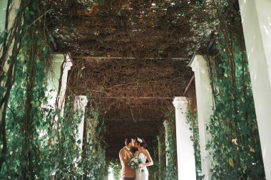 Romantik anlar dışında zevk genç Düğün çifti