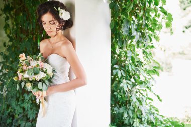 Makyaj ve saç modeli ile genç güzel gelin