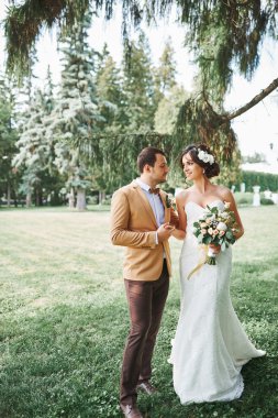 Romantik anlar dışında zevk genç Düğün çifti