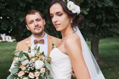 Romantik anlar dışında zevk genç Düğün çifti